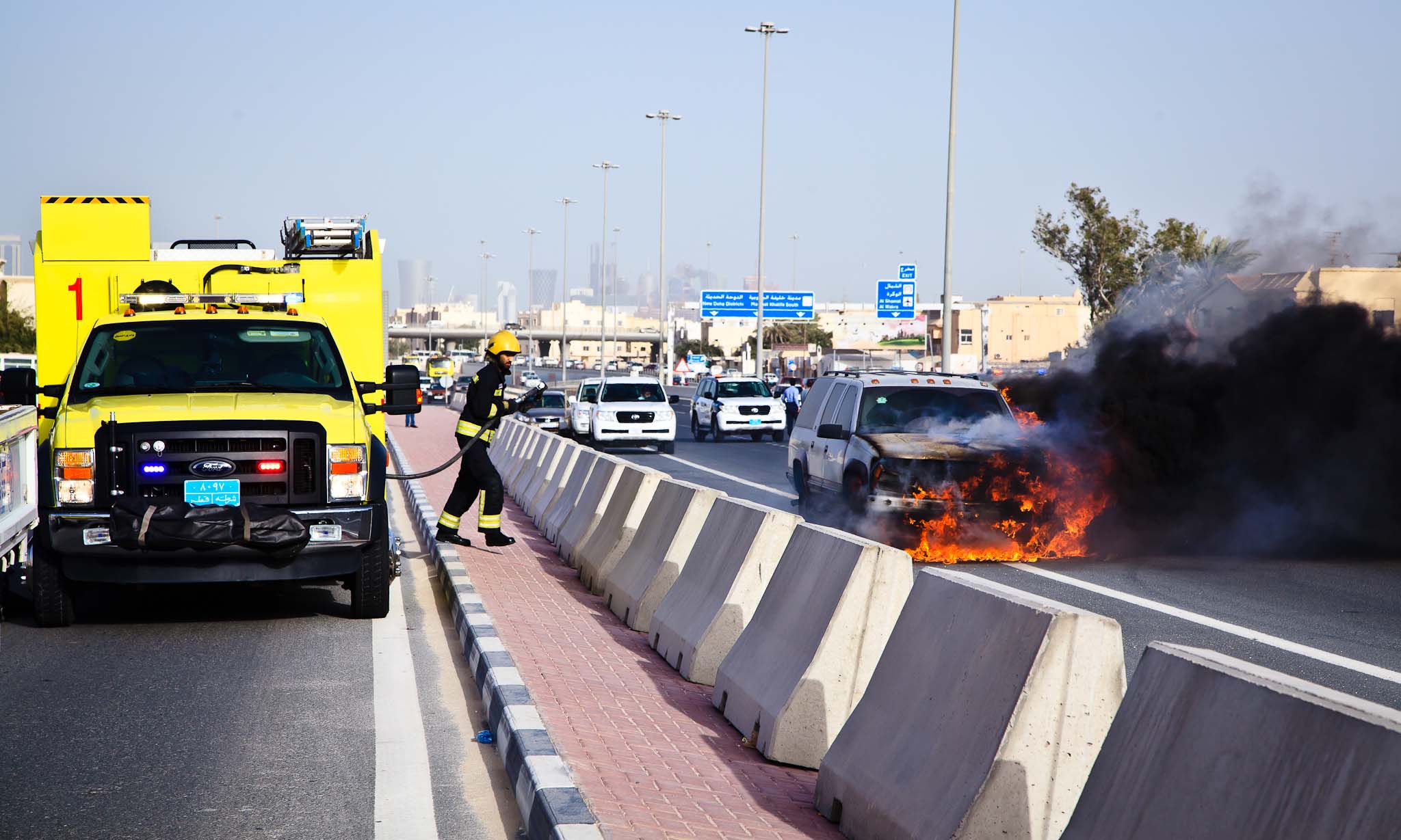 Civil Defense quickly puts out a car fire